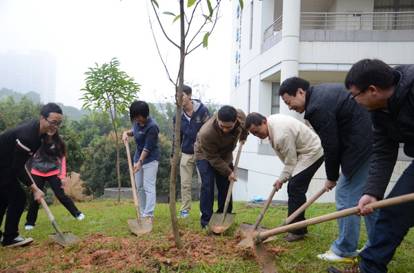 领导师生一起植树