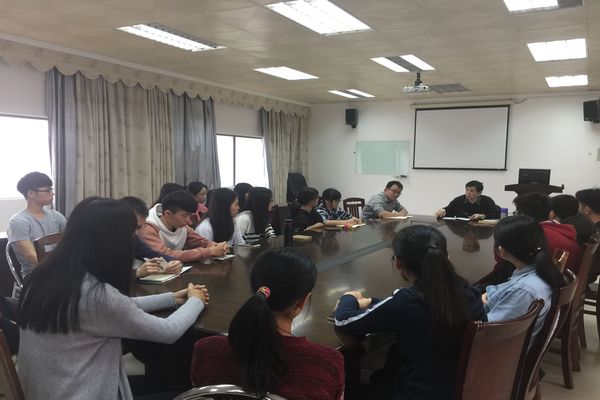 杨书记与班级同学亲切交流