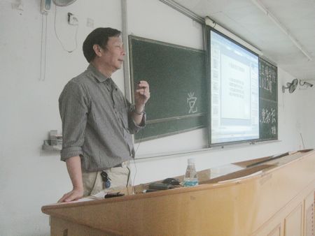 特聘组织员巫林泉同志为信息工程学院2012级新生传授入党知识