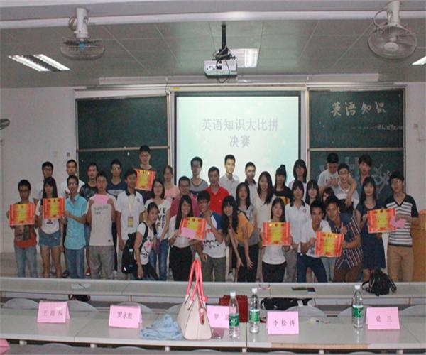 信息工程学院2013级举办“英语知识大比拼”活动