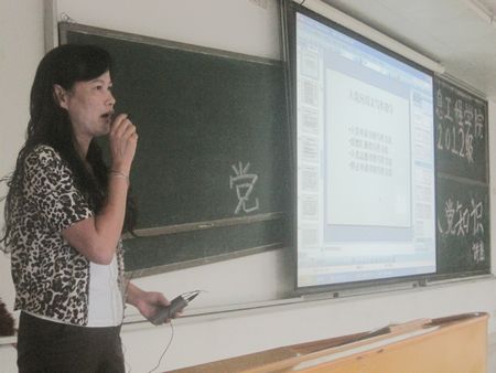 特聘组织员巫林泉同志为信息工程学院2012级新生传授入党知识