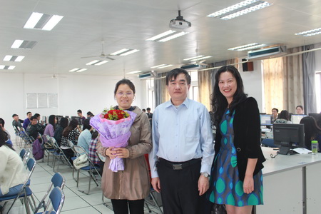 温馨三月 幸福女人花——记信息工程学院三八妇女节送祝福活动