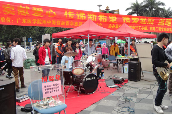 关爱地贫 我们在行动——记信息工程学院青年志愿者大岭山义卖活动