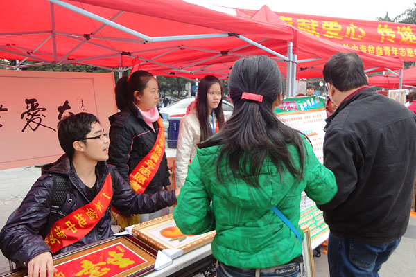 关爱地贫 我们在行动——记信息工程学院青年志愿者大岭山义卖活动