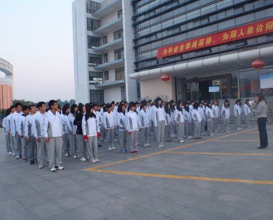 传递爱国之情,弘扬爱校之心——记信息工程学院首次升国旗仪式