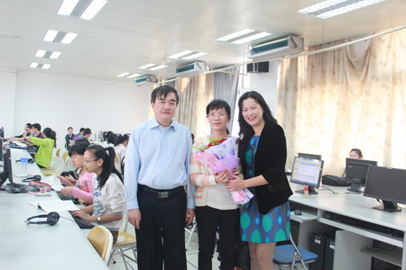 温馨三月 幸福女人花——记信息工程学院三八妇女节送祝福活动
