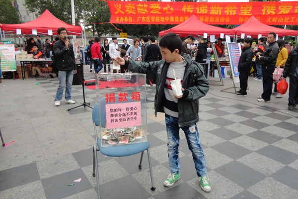 关爱地贫 我们在行动——记信息工程学院青年志愿者大岭山义卖活动