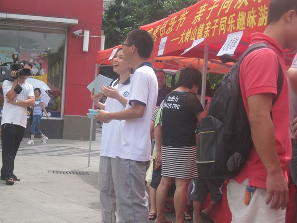 感恩母亲----记信工学院青年志愿者母亲节社会服务活动