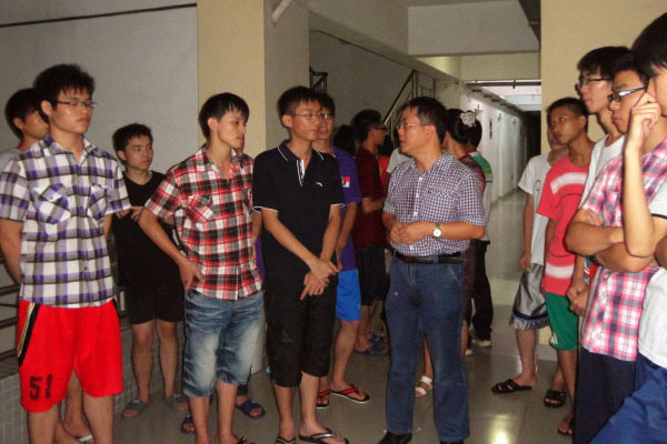 信息工程学院冯天亮领导带队走访新生宿舍