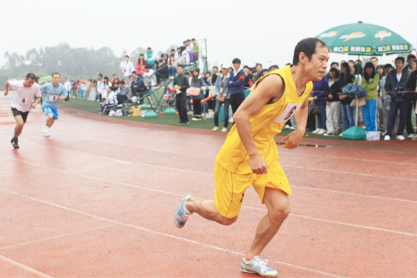 激情无限,青春无悔——记信息工程学院10级李光徽同学百米跨栏取得桂冠