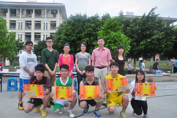 信息工程学院2013级“新生杯”篮球比赛圆满结束